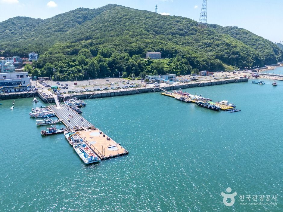 삼길산 아래 삼길포항과 바다 위 낚시 좌대